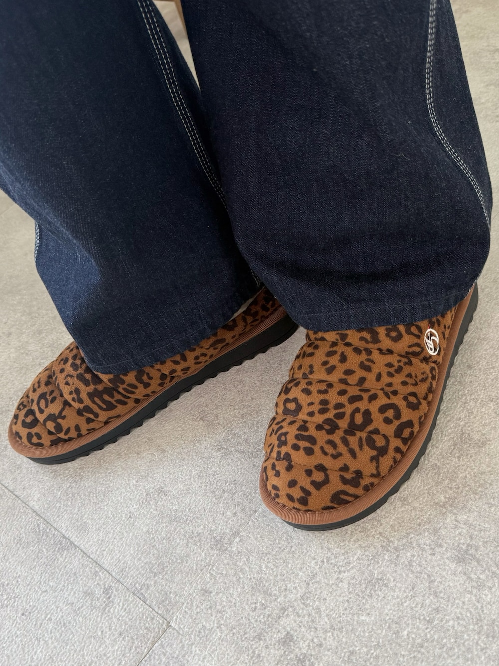 ブラック系のTシャツ/カットソー、ブラック系のボストンバッグ、ブルー系のサロペット/オーバーオールを着用したレディースの冬コーディネートの5枚目の写真