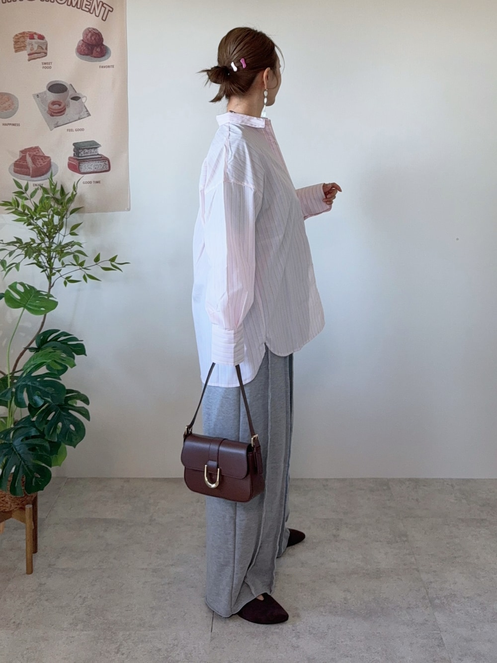 ピンク系のシャツ/ブラウス、グレー系のスウェットパンツ、ブラウン系のハンドバッグを着用したレディースの春コーディネートの5枚目の写真