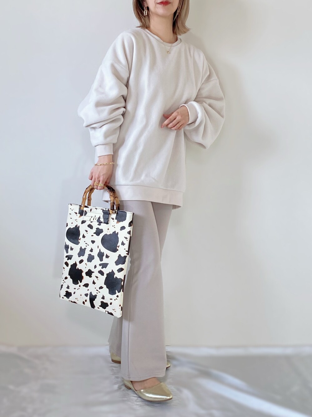 その他のバッグ、グレー系のその他パンツ、ホワイト系のスウェットを着用したレディースの秋コーディネートの2枚目の写真