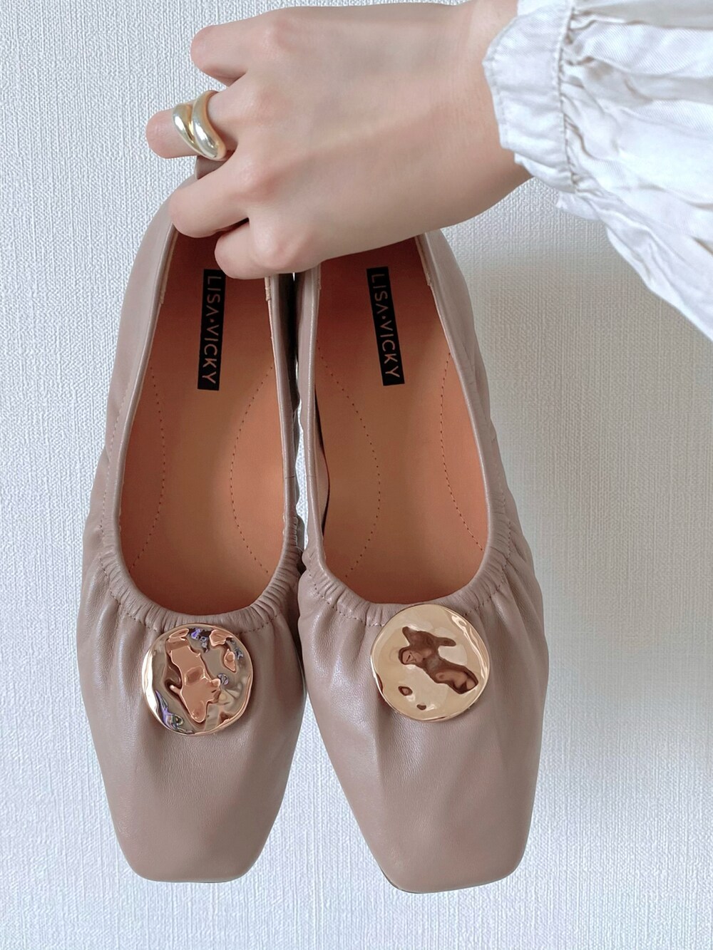 ベージュ系のバレエシューズ、オレンジ系のバッグ、グリーン系のTシャツ/カットソーを着用したレディースの春コーディネートの5枚目の写真