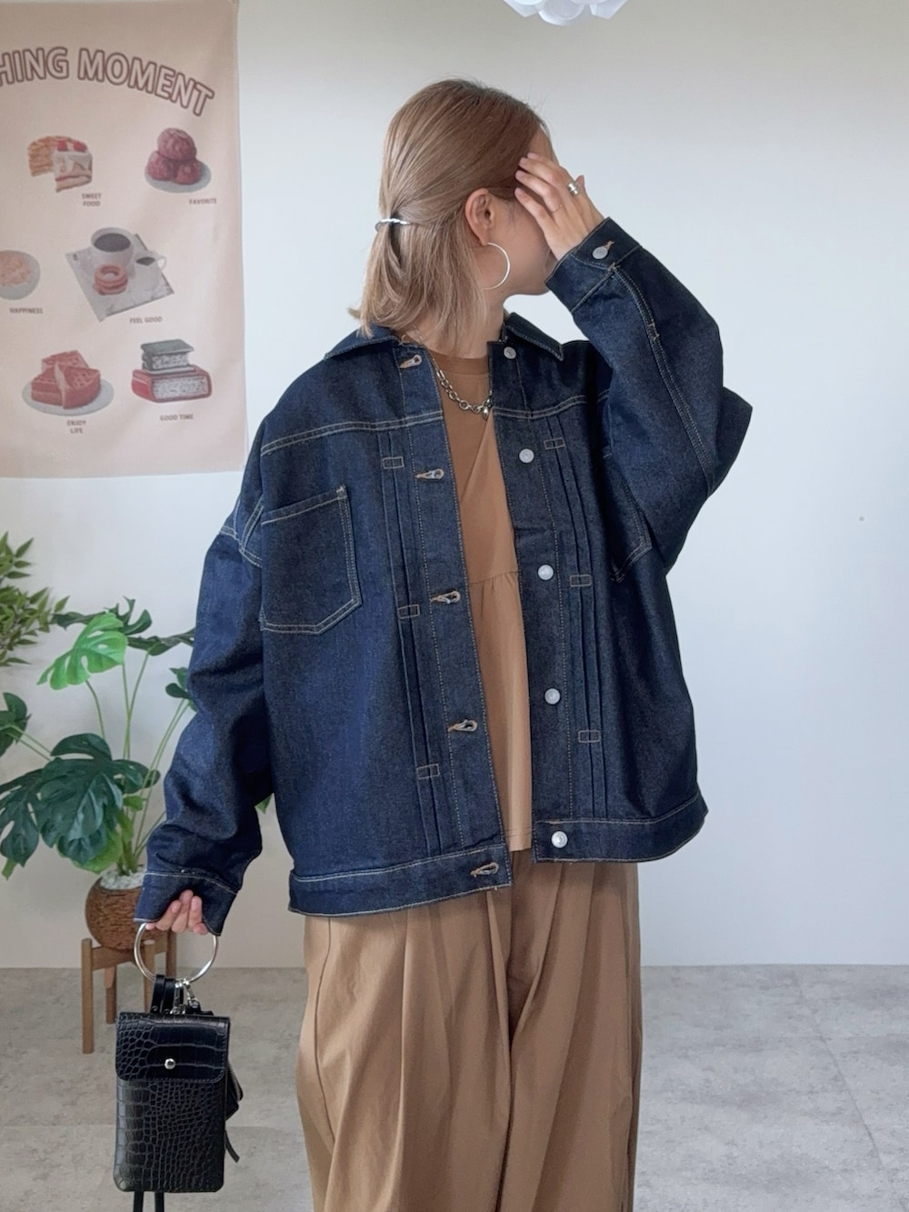 「PR、BONLECILL、ボンルシール、デニムジャケット、オーバーサイズ、秋コーデ、メンズライク、大人カジュアル、TOD'S、デニム」｜「BONLECILLのルーズデニムジャケット/Gジャン（デニムジャケット、ブルー系）」を使った、memeさん（骨格ウェーブ・レディース・158cm）の秋コーディネートの5枚目の写真