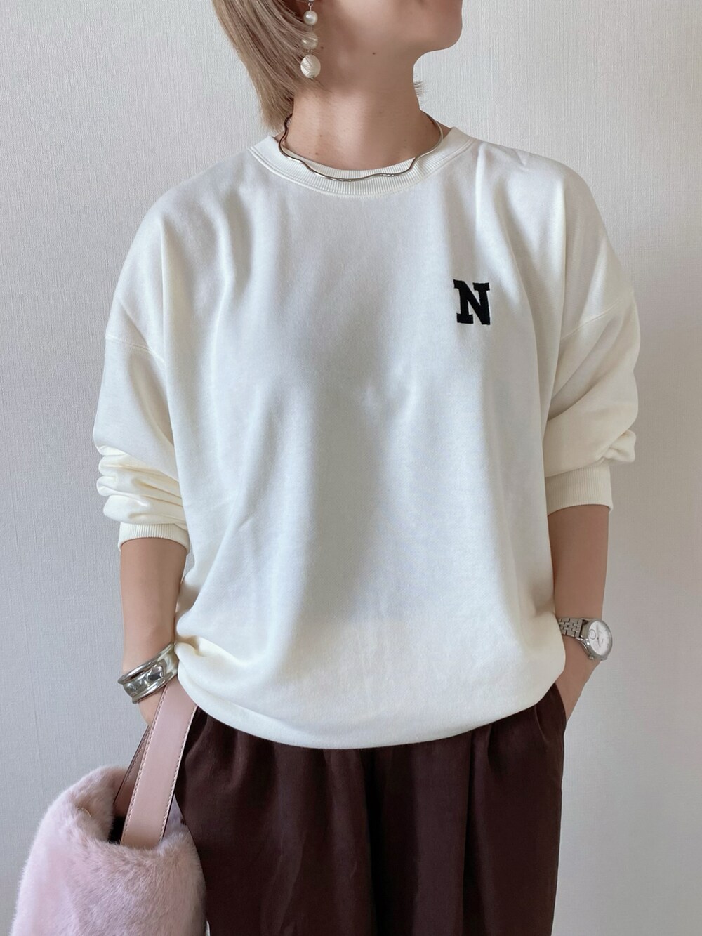 ブラウン系のその他パンツ、ピンク系のバッグ、ブラウン系のローファーを着用したレディースの秋コーディネートの4枚目の写真