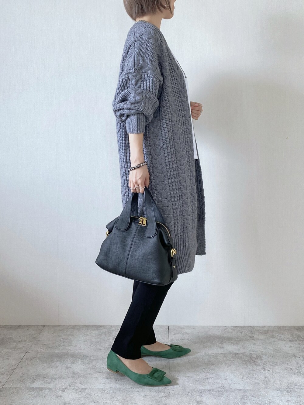 ブラック系のバッグ、ブラック系のその他パンツ、グリーン系のパンプスを着用したレディースの秋コーディネートの2枚目の写真