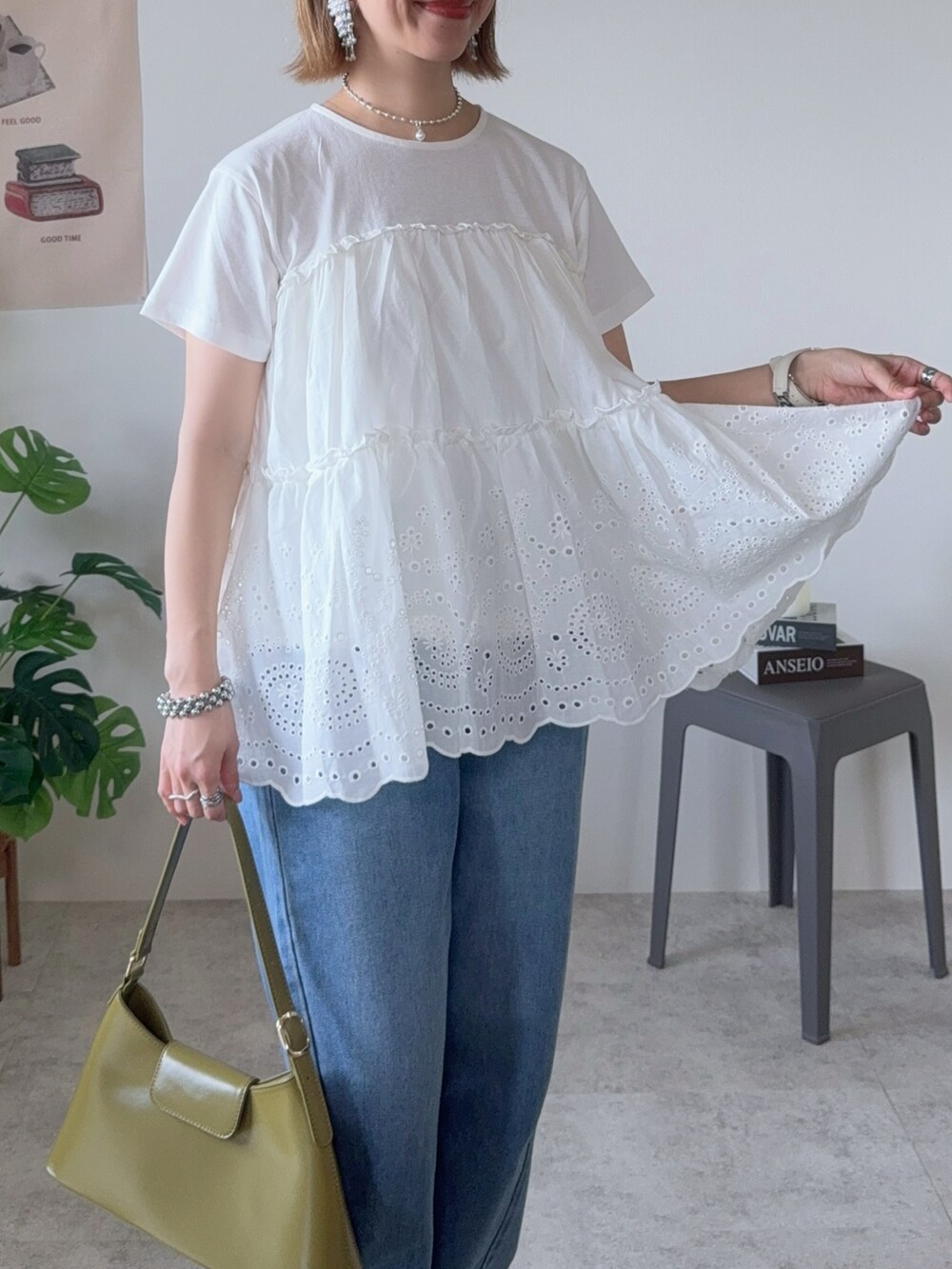 ホワイト系のTシャツ/カットソー、ピンク系のスニーカー、シルバー系のネックレスを着用したレディースの春コーディネートの5枚目の写真