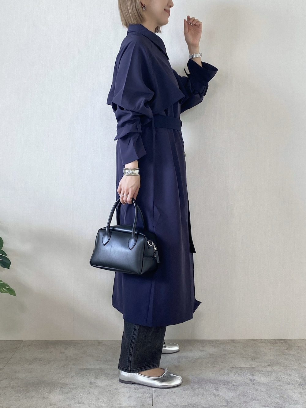 ホワイト系のTシャツ/カットソー、ブラック系のデニムパンツ、ブルー系のトレンチコートを着用したレディースの春コーディネートの3枚目の写真