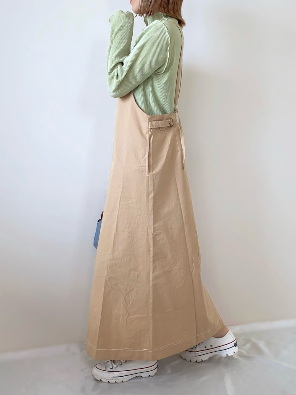 その他のトートバッグ、ホワイト系のスニーカー、グリーン系のTシャツ/カットソーを着用したレディースの春コーディネートの2枚目の写真