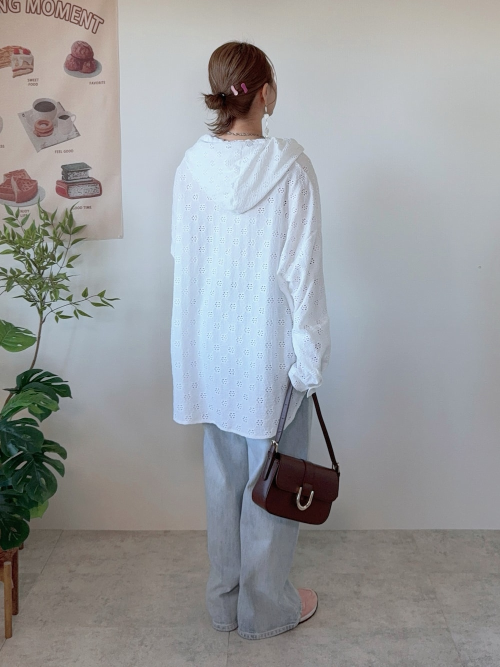 ホワイト系のシャツ/ブラウス、ブルー系のデニムパンツ、ブラウン系のハンドバッグを着用したレディースの春コーディネートの3枚目の写真