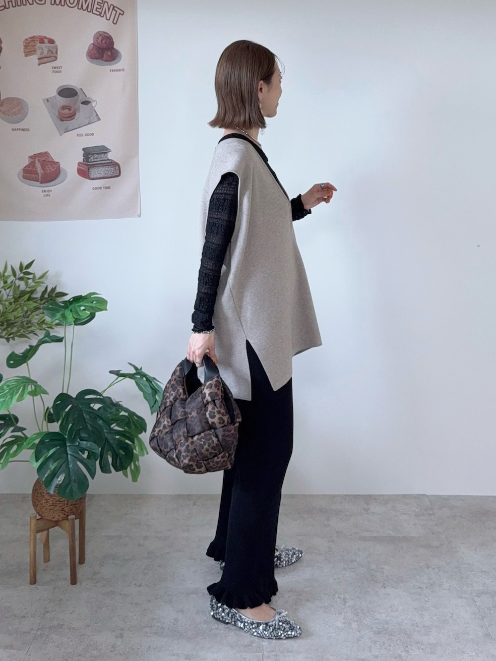 ブラック系のその他パンツ、その他のショルダーバッグ、ベージュ系のセットアップを着用したレディースの秋コーディネートの2枚目の写真