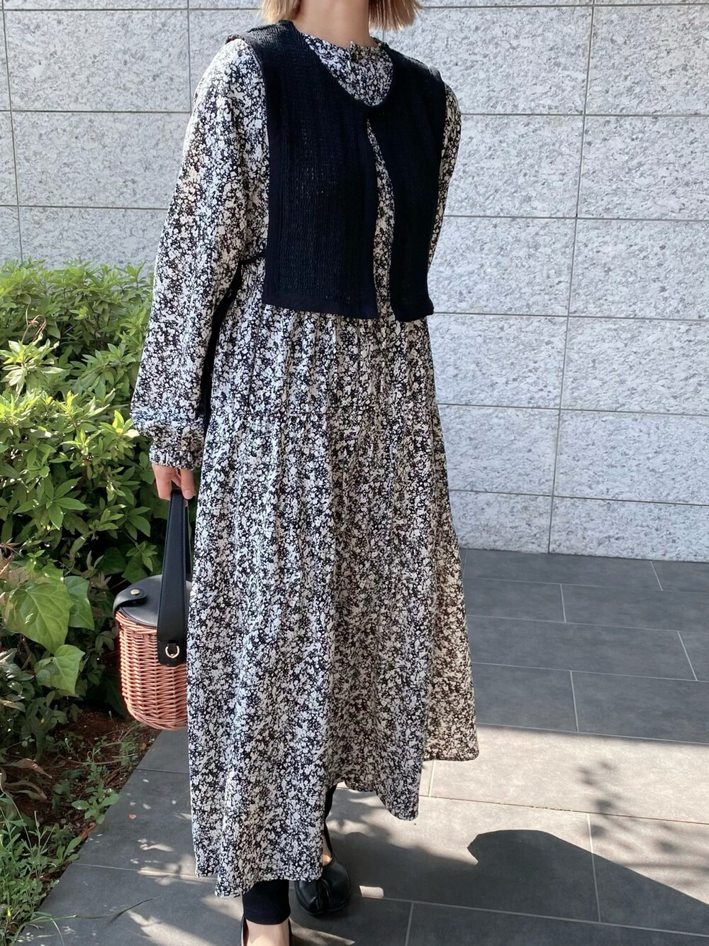 ブラック系のワンピース/ドレス、ブラック系のバッグ、ブラック系のパンプスを着用したレディースの春コーディネートの2枚目の写真