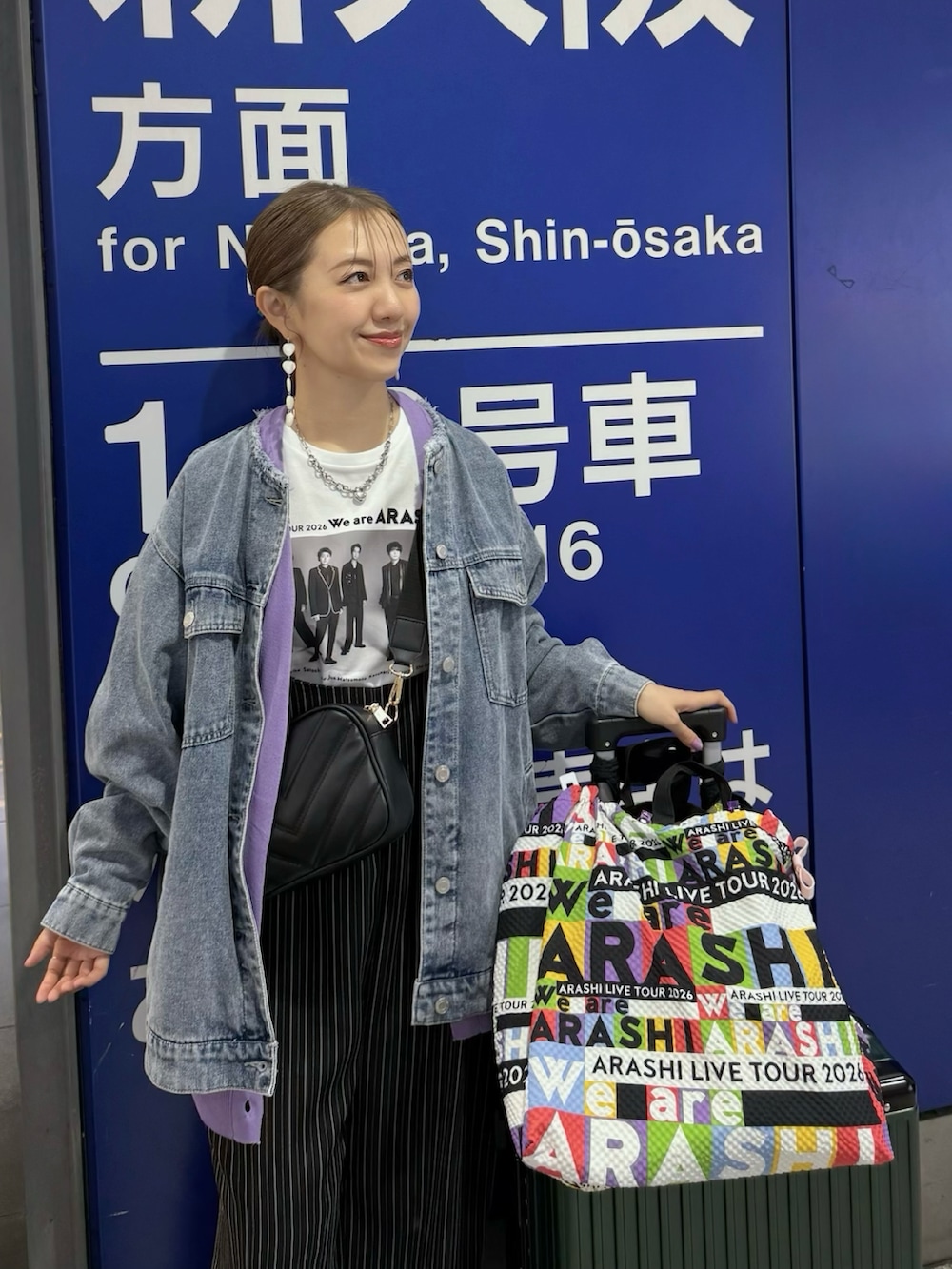 パープル系のカーディガン/ボレロ、ホワイト系のスニーカー、ブルー系のデニムジャケットを着用したレディースの春コーディネートの2枚目の写真