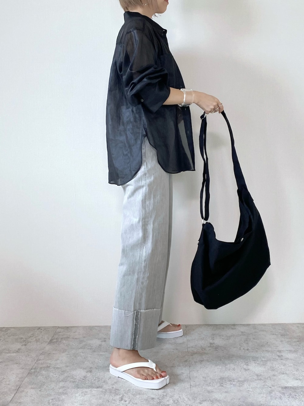 ブラック系のシャツ/ブラウス、グレー系のデニムパンツ、ブラック系のショルダーバッグを着用したレディースの秋コーディネートの2枚目の写真