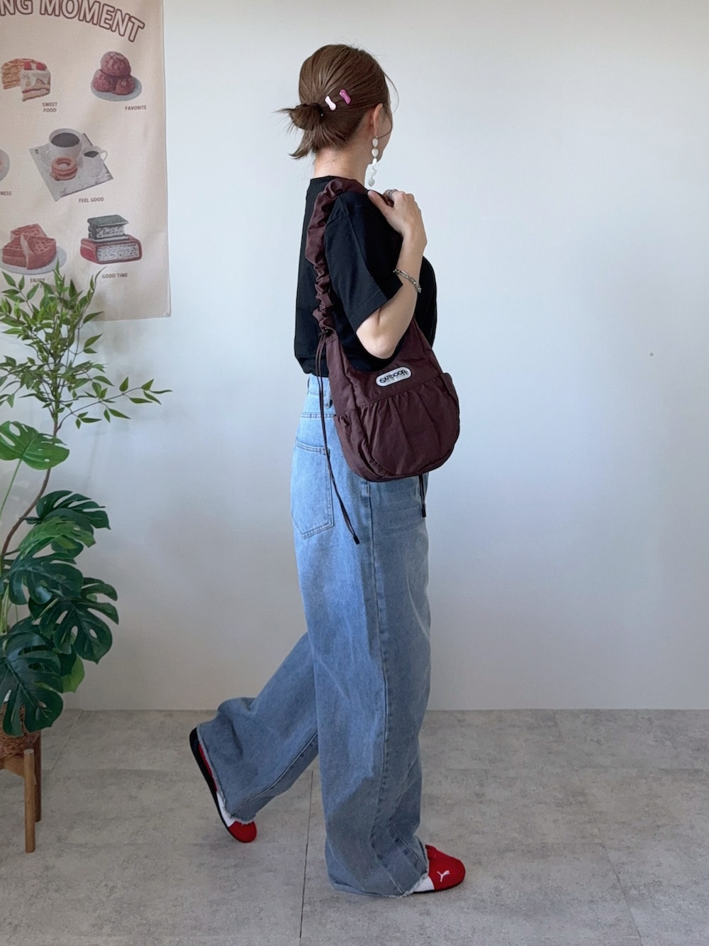 ブラウン系のショルダーバッグ、レッド系のスニーカー、ブラック系のTシャツ/カットソーを着用したレディースの春コーディネートの2枚目の写真