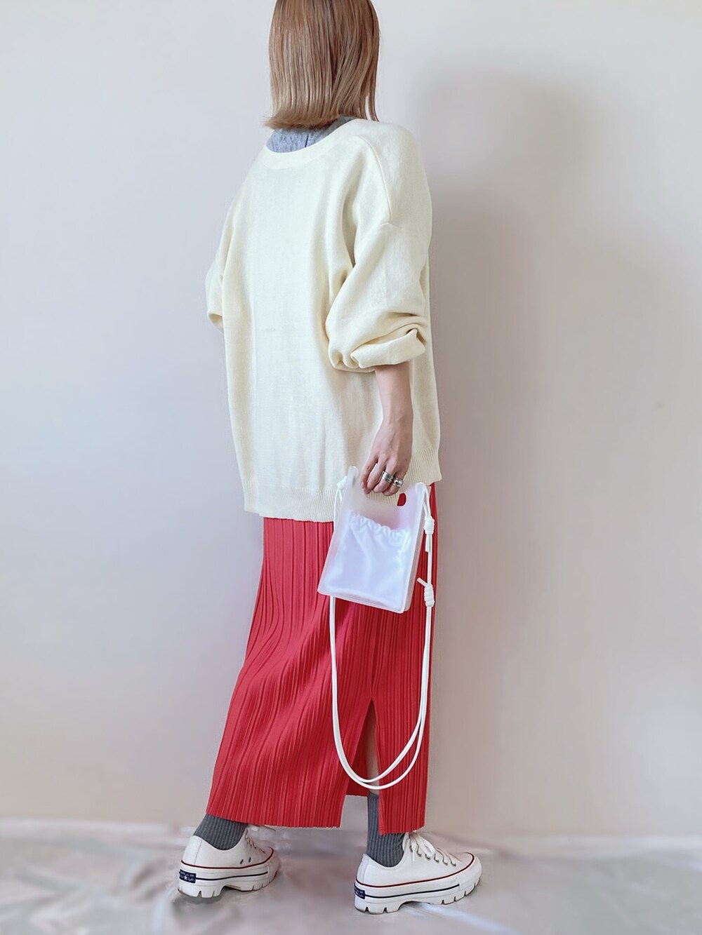 ホワイト系のカーディガン/ボレロ、ピンク系のスカート、ホワイト系のスニーカーを着用したレディースの春コーディネートの4枚目の写真