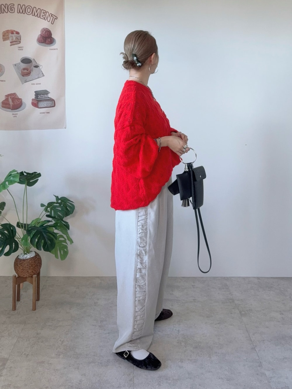 レッド系のニット/セーター、ベージュ系のパンツ、その他のファッション雑貨を着用したレディースの秋コーディネートの2枚目の写真
