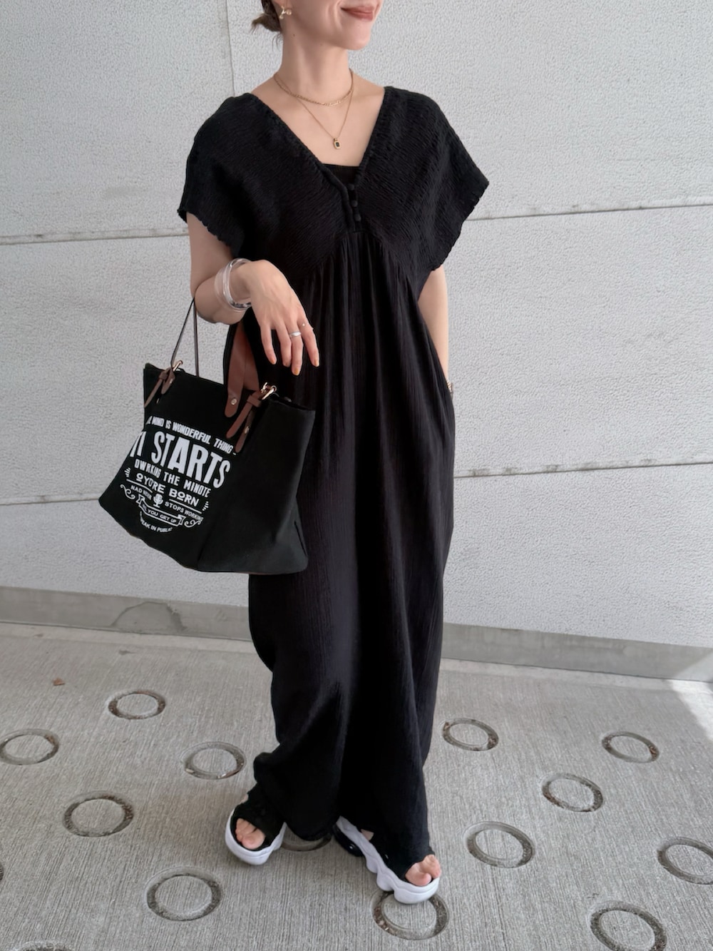 ブラック系のつなぎ/オールインワン、ブラック系のトートバッグ、ブラック系のサンダルを着用したレディースの夏コーディネートの3枚目の写真