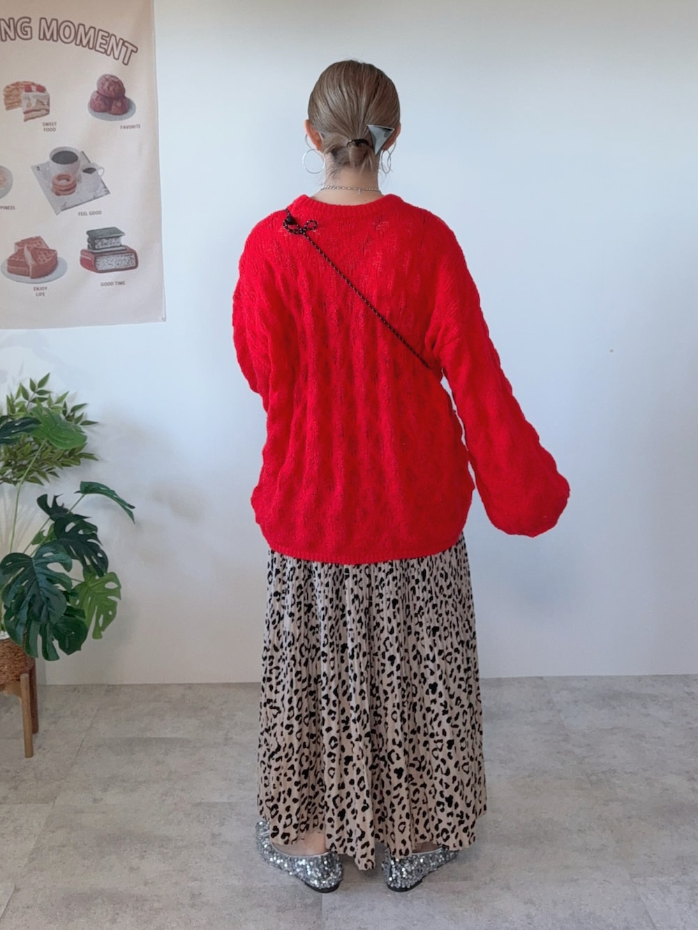 ブラック系のショルダーバッグ、レッド系のニット/セーター、シルバー系のパンプスを着用したレディースの秋コーディネートの3枚目の写真
