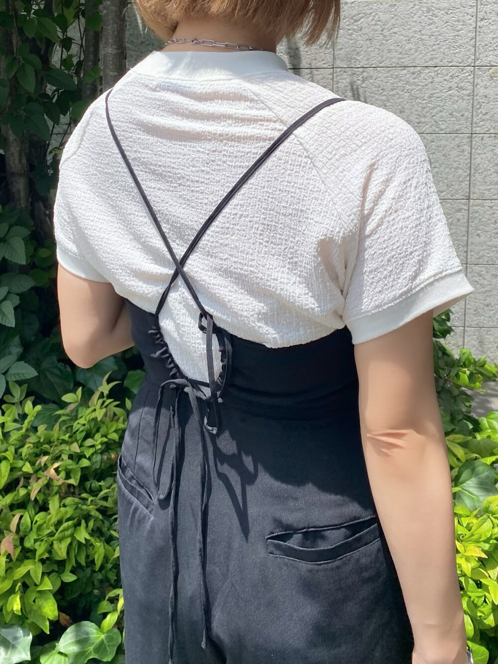 「サロペット、モノトーン、おしゃれさんと繋がりたい、パシオス、シンプルコーデ、大人カジュアル、40代ファッション」｜「VIVIANの足袋デザインバレエパンプス（バレエシューズ、シルバー系）」を使った、memeさん（レディース・158cm）の春コーディネートの4枚目の写真