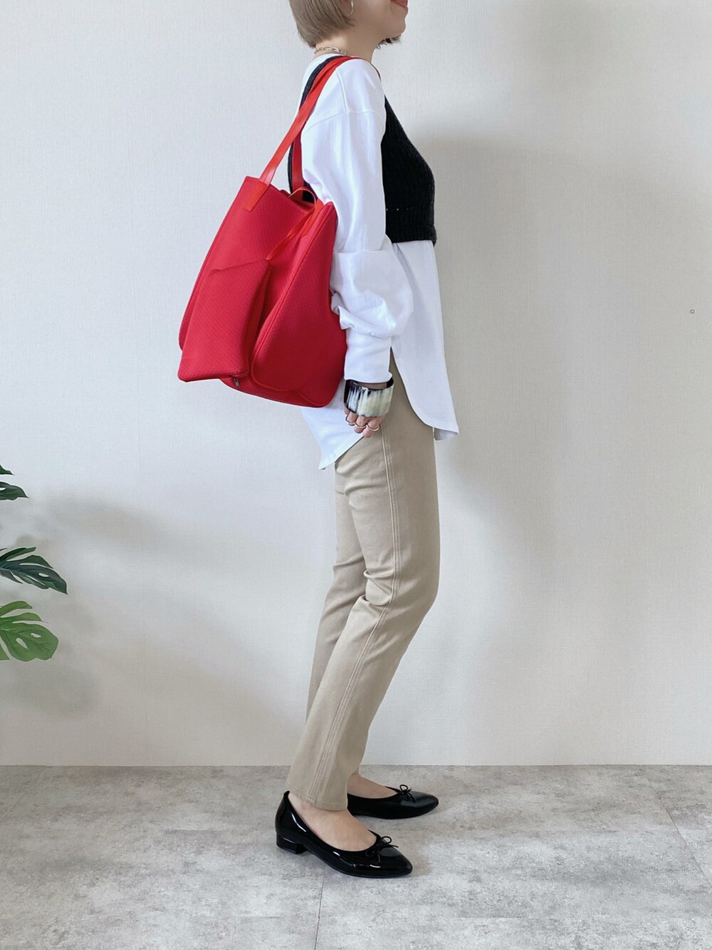 ホワイト系のTシャツ/カットソー、レッド系のバッグ、ブラック系のパンプスを着用したレディースの春コーディネートの2枚目の写真