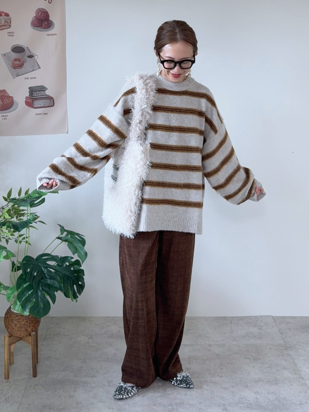 ホワイト系のニット/セーター、ブラウン系のその他パンツ、ホワイト系のトートバッグを着用したレディースの秋コーディネートの2枚目の写真