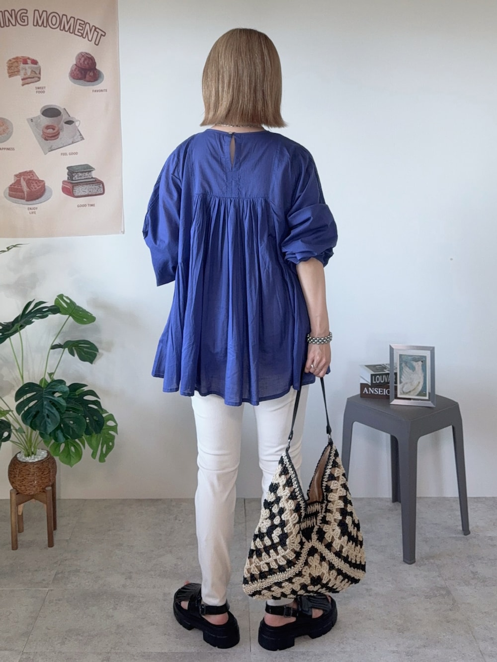 ブルー系のシャツ/ブラウス、ベージュ系のかごバッグ、ブラック系のサンダルを着用したレディースの夏コーディネートの2枚目の写真