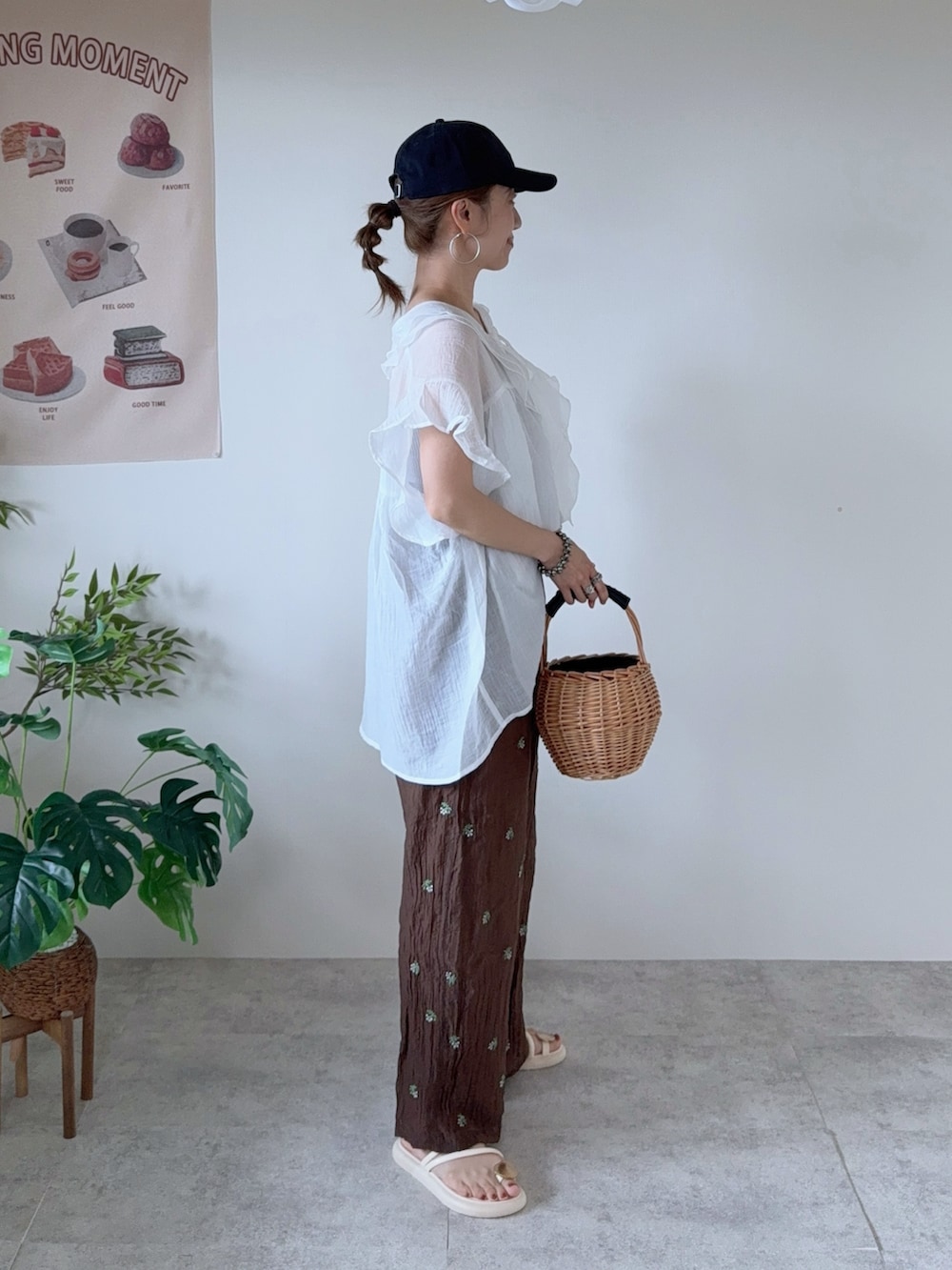 ホワイト系のシャツ/ブラウス、ブラウン系のその他パンツ、ホワイト系のサンダルを着用したレディースの夏コーディネートの2枚目の写真