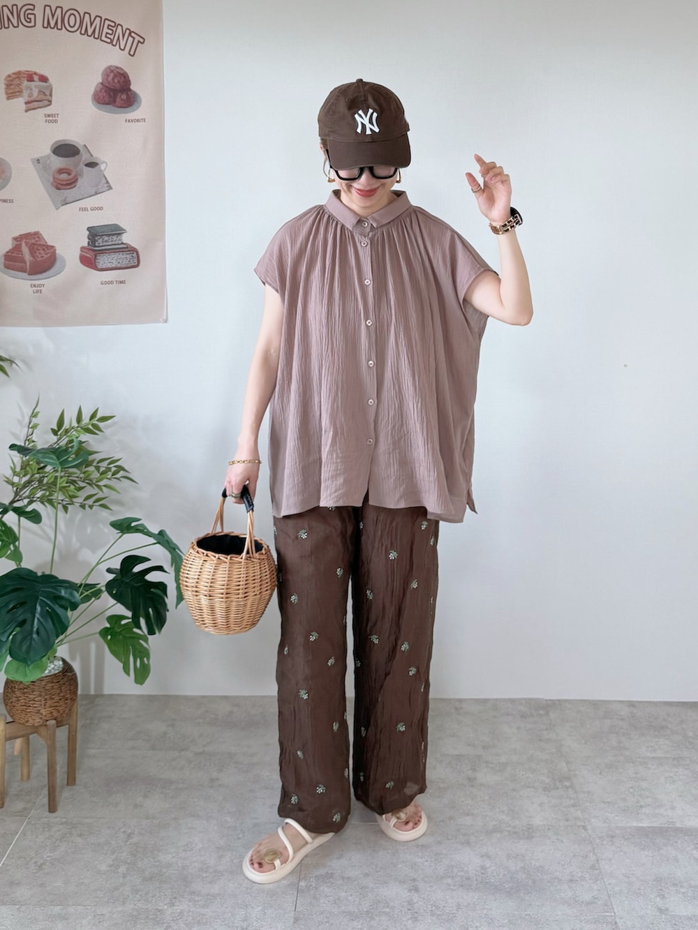 ベージュ系のシャツ/ブラウス、ブラウン系のその他パンツ、ホワイト系のサンダルを着用したレディースの夏コーディネートの2枚目の写真