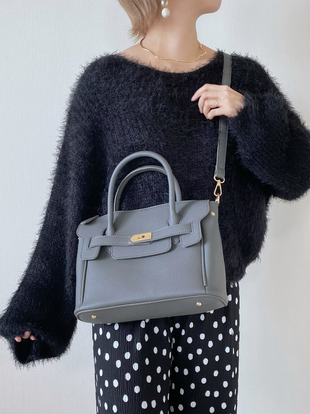 ブラック系のニット/セーター、ブラック系のパンプス、ブラック系のその他パンツを着用したレディースの秋コーディネートの4枚目の写真