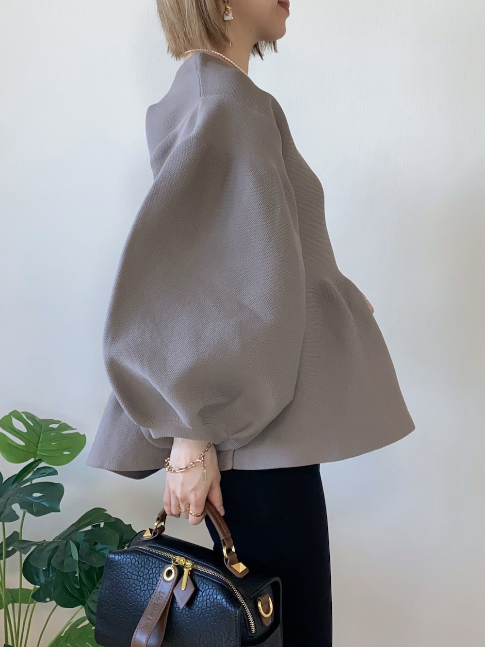 ブラウン系のTシャツ/カットソー、ブラック系のボストンバッグ、ブラック系のパンプスを着用したレディースの冬コーディネートの5枚目の写真