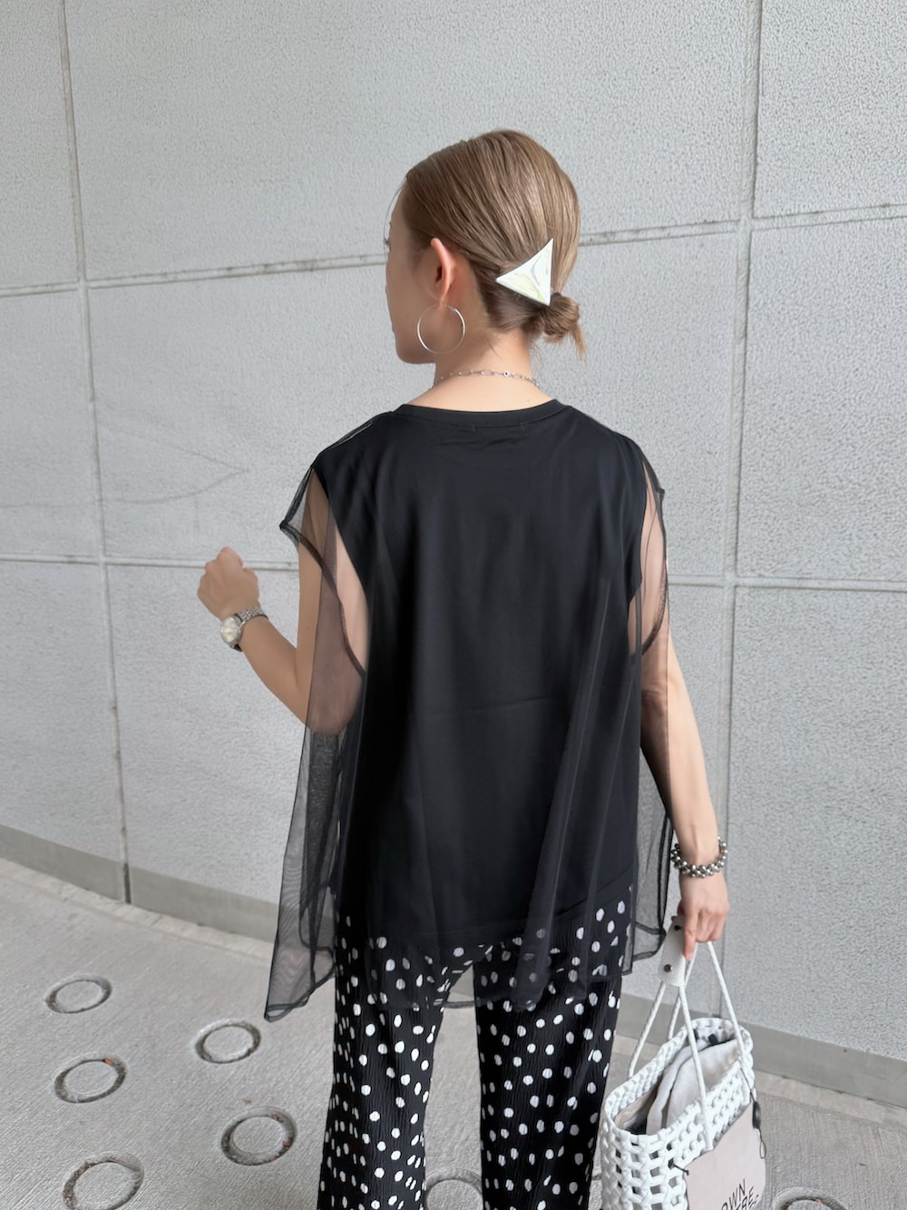 ブラック系のその他パンツ、ブラック系のTシャツ/カットソー、ホワイト系のサンダルを着用したレディースの夏コーディネートの3枚目の写真