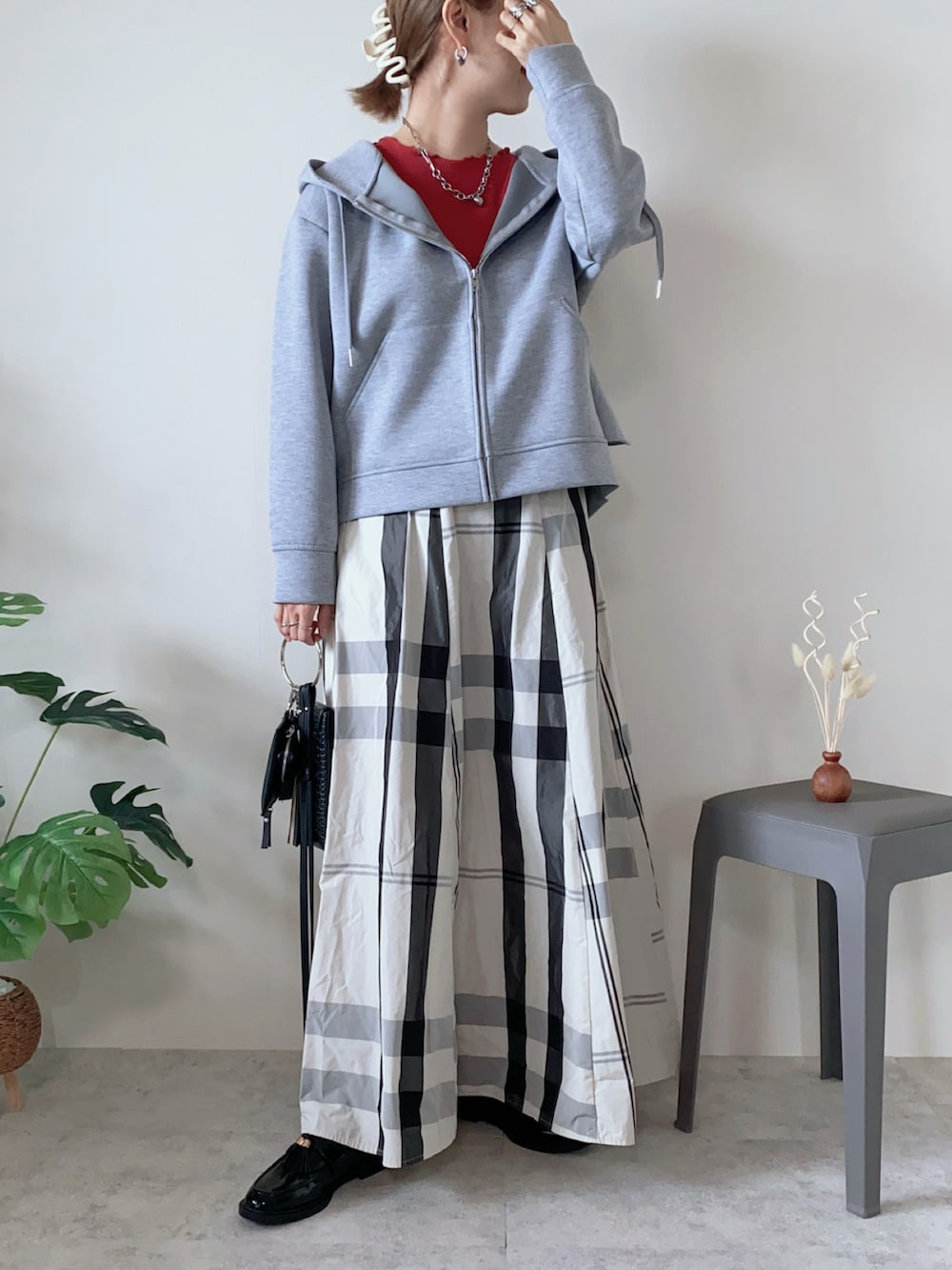 グレー系のその他アウター、ホワイト系のスカートを着用したレディースの秋コーディネートの2枚目の写真