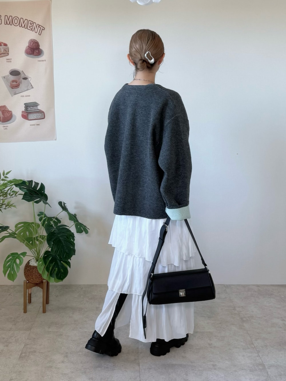 グレー系のカーディガン/ボレロ、ホワイト系のスカート、ブラック系のショルダーバッグを着用したレディースの秋コーディネートの3枚目の写真