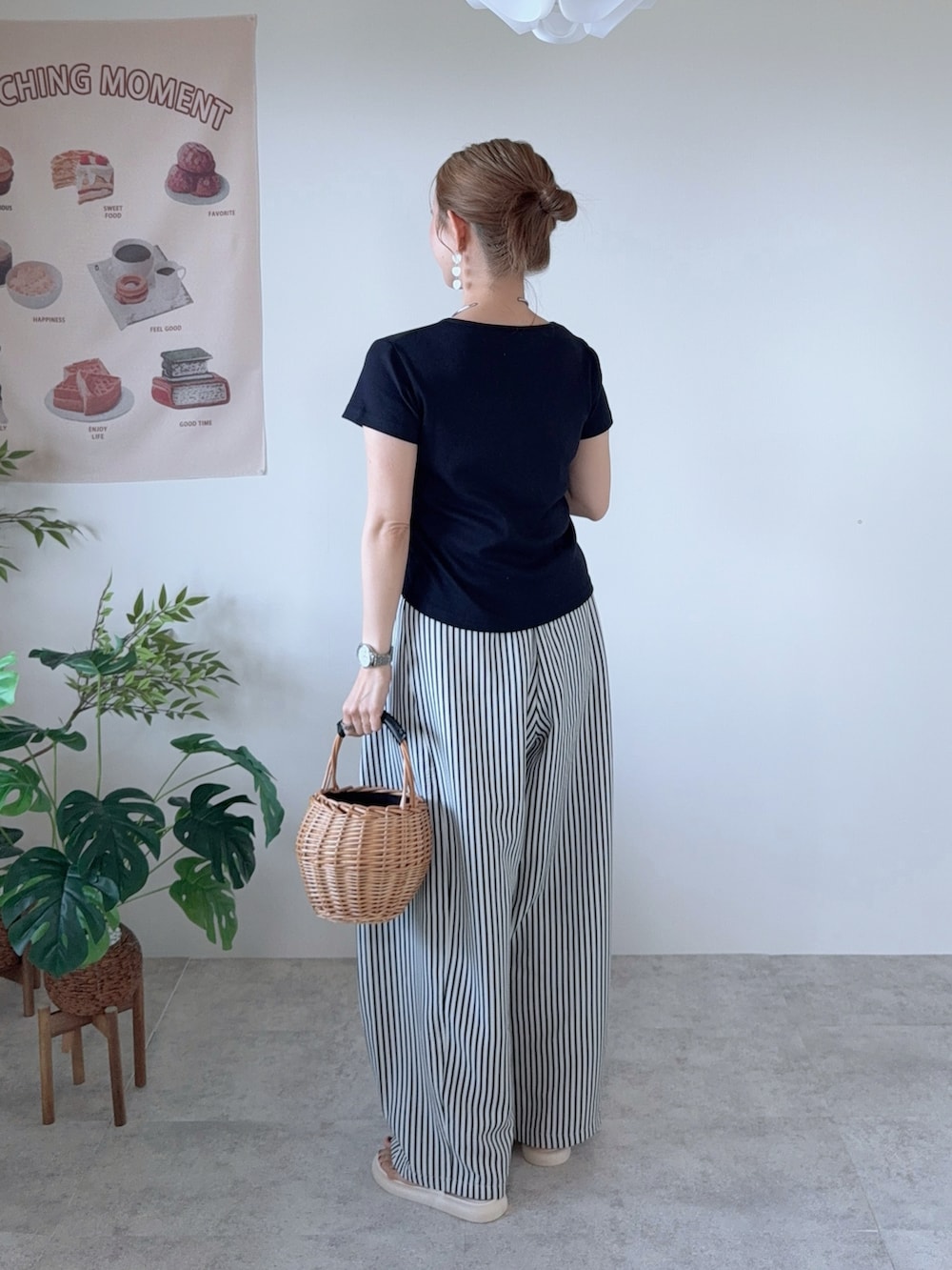 ブルー系のTシャツ/カットソー、ホワイト系のその他パンツ、ホワイト系のサンダルを着用したレディースの夏コーディネートの3枚目の写真