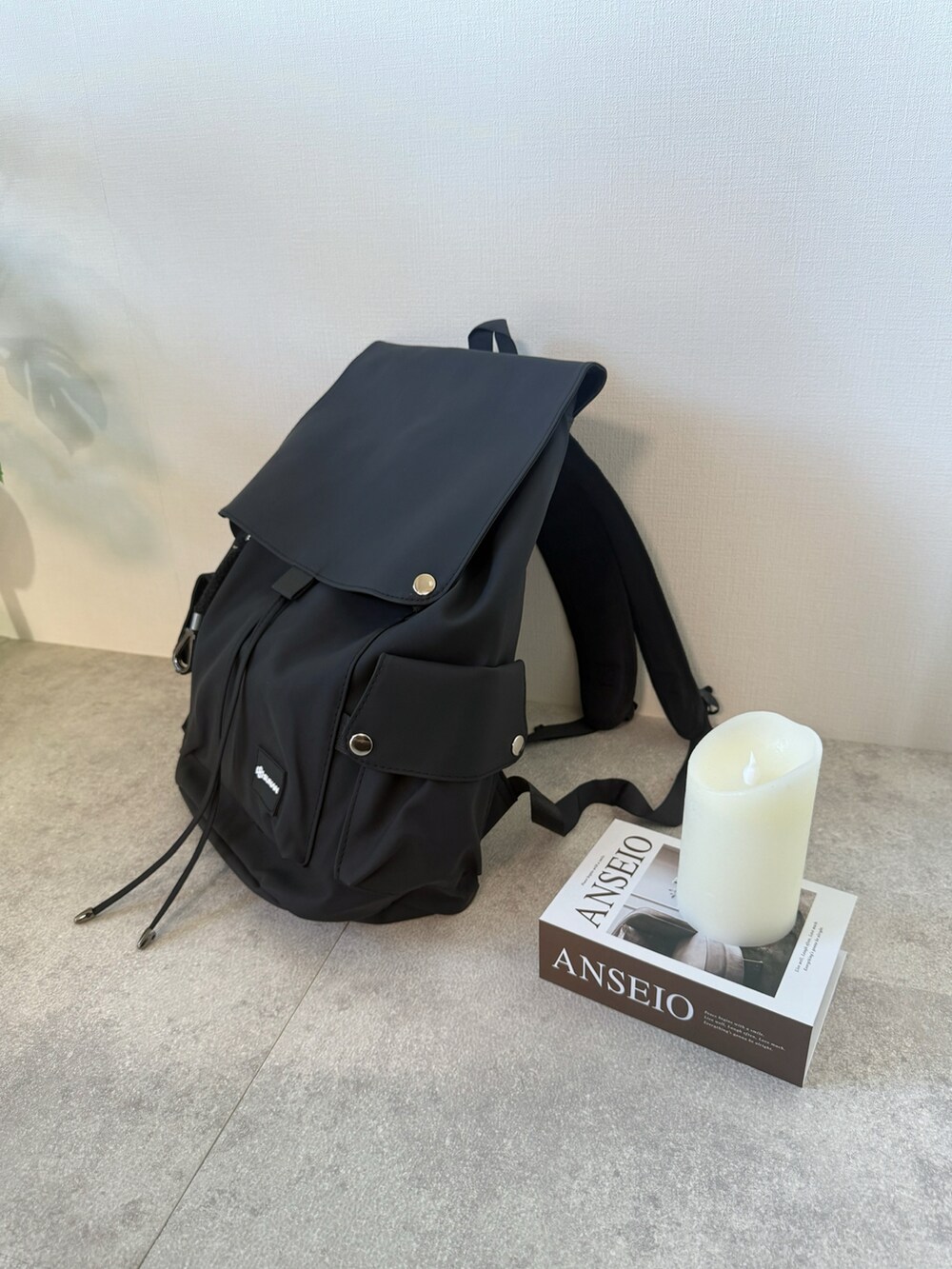 ブラック系のバックパック/リュック、ブラウン系のワンピース、レッド系のバレエシューズを着用したレディースの冬コーディネートの4枚目の写真