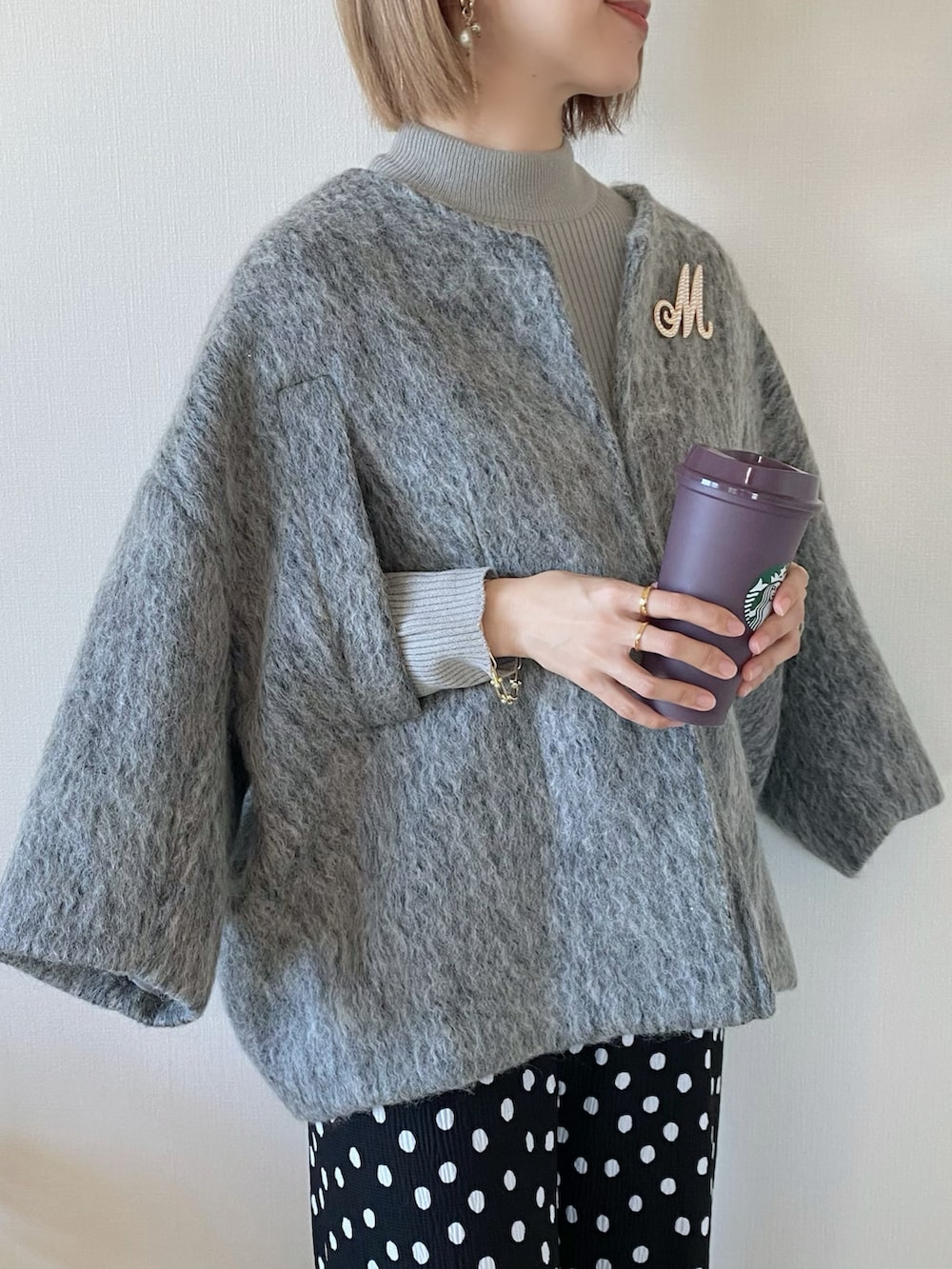 グレー系のダウンジャケット/コート、ブラック系のその他パンツ、ブラック系のパンプスを着用したレディースの冬コーディネートの2枚目の写真