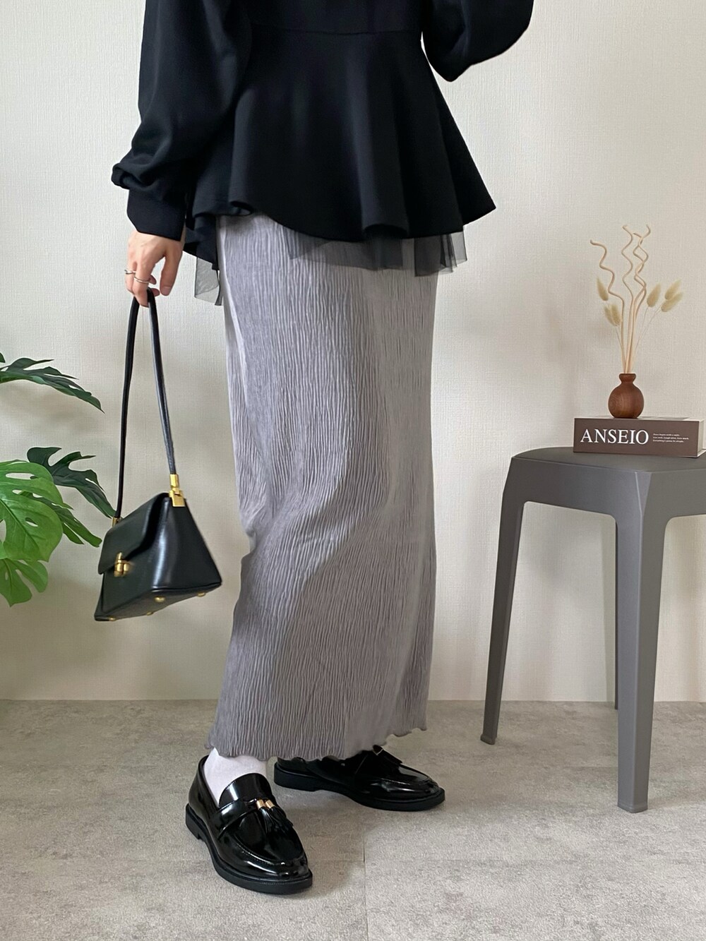 ブラック系のハンドバッグ、ブラック系のスウェット、グレー系のTシャツ/カットソーを着用したレディースの秋コーディネートの5枚目の写真