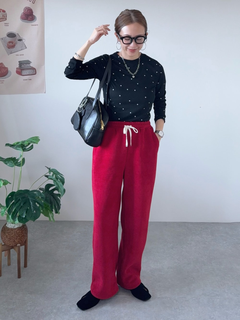 レッド系のその他パンツ、ブラウン系のボストンバッグ、ブラック系のパンプスを着用したレディースの秋コーディネートの2枚目の写真