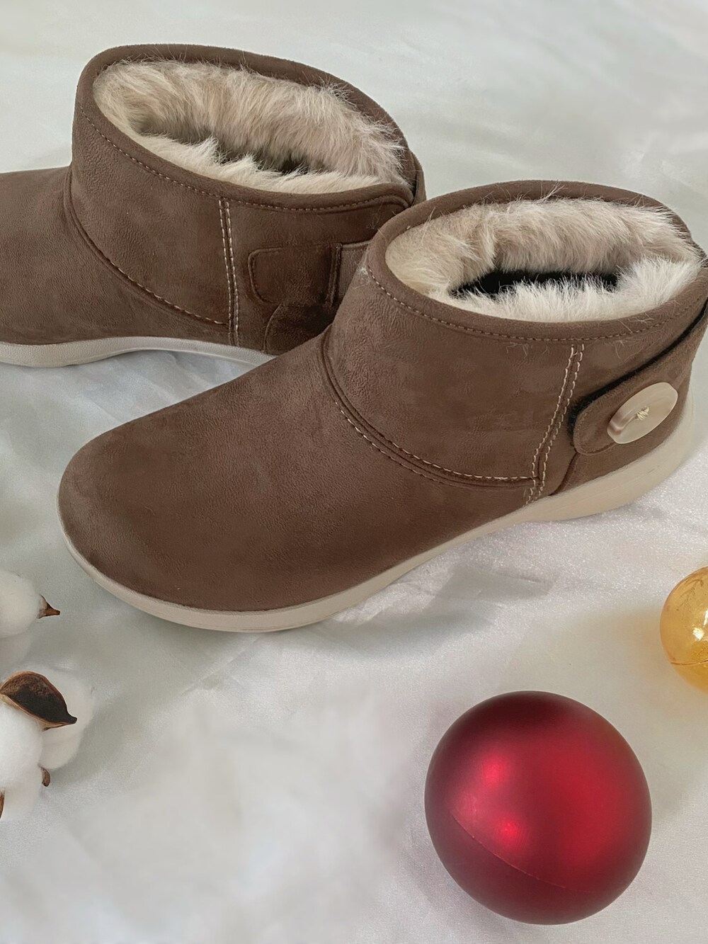 その他のトートバッグ、ブラウン系のワンピース、ホワイト系のシャツ/ブラウスを着用したレディースの冬コーディネートの5枚目の写真