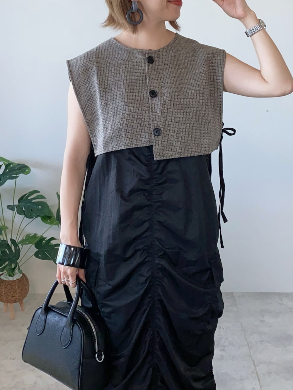 ブラック系のワンピース、ブラック系のボストンバッグ、レッド系のバレエシューズを着用したレディースの夏コーディネートの2枚目の写真