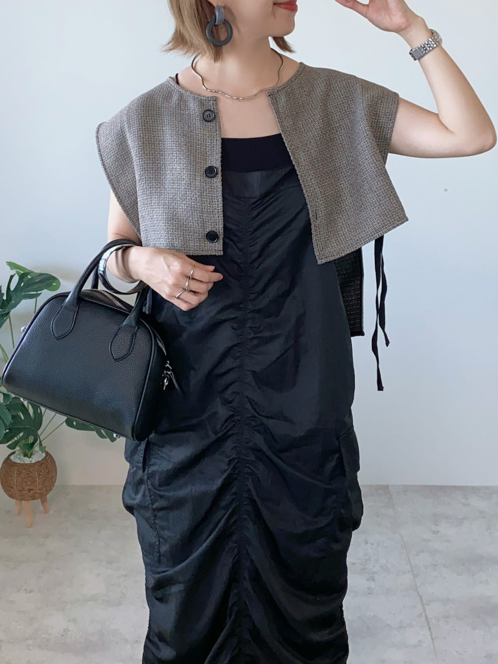 ブラック系のワンピース、ブラック系のボストンバッグ、レッド系のバレエシューズを着用したレディースの夏コーディネートの4枚目の写真