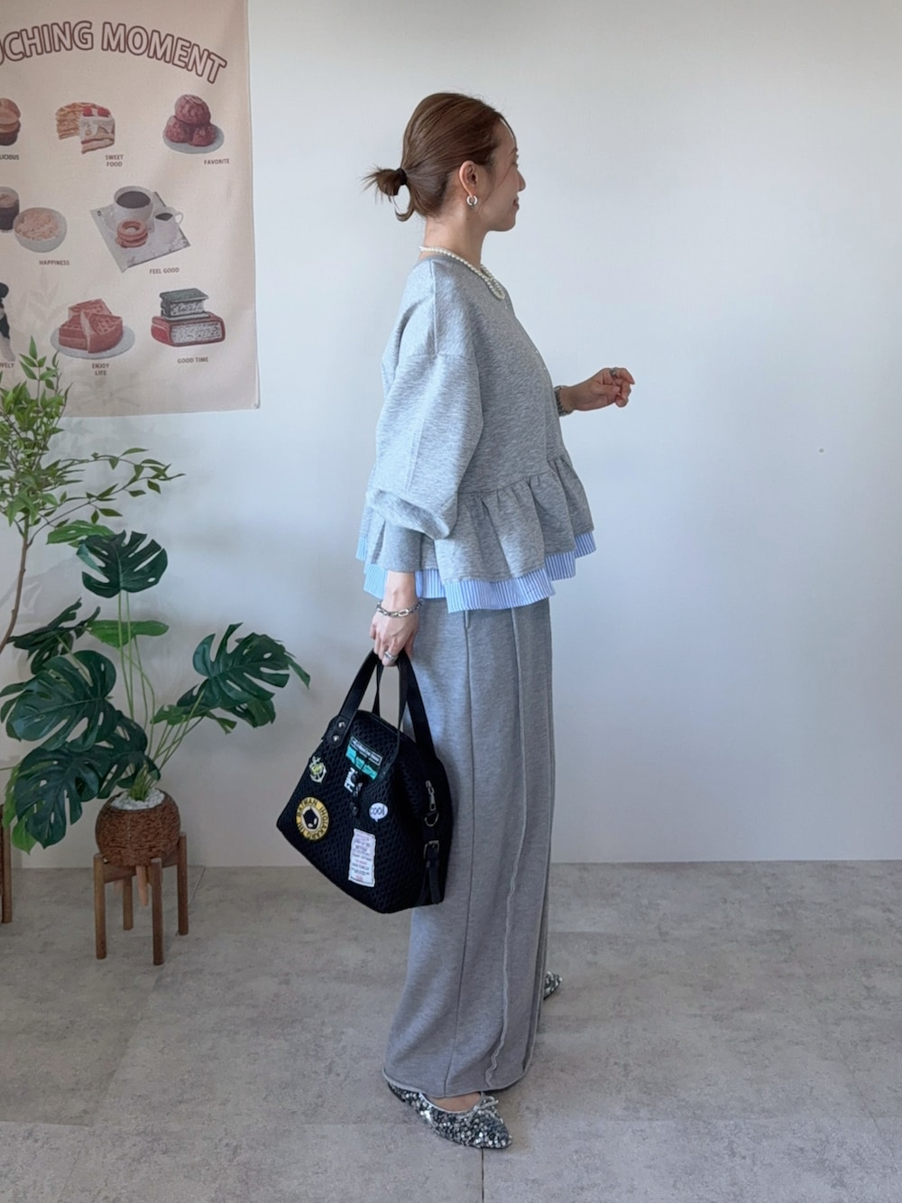 グレー系のカーディガン/ボレロ、グレー系のスウェットパンツ、ブラック系のボストンバッグを着用したレディースの冬コーディネートの2枚目の写真