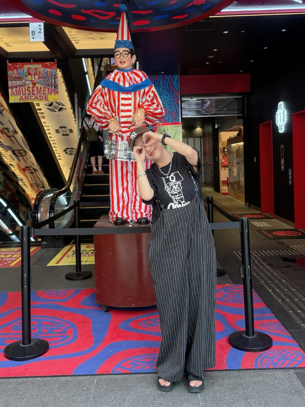 ブラック系のサンダル、ブラック系のTシャツ/カットソー、ブラック系のその他パンツを着用したレディースの秋コーディネートの5枚目の写真