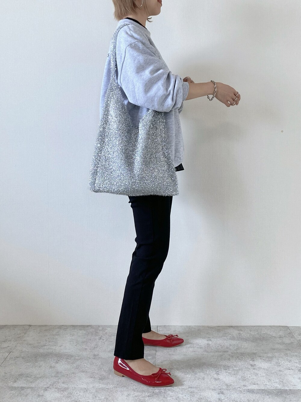 その他のスウェット、ブラック系のその他パンツ、レッド系のバレエシューズを着用したレディースの秋コーディネートの3枚目の写真