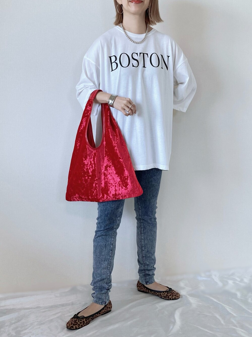 ホワイト系のTシャツ/カットソー、ブラウン系のバレエシューズを着用したレディースの春コーディネートの3枚目の写真