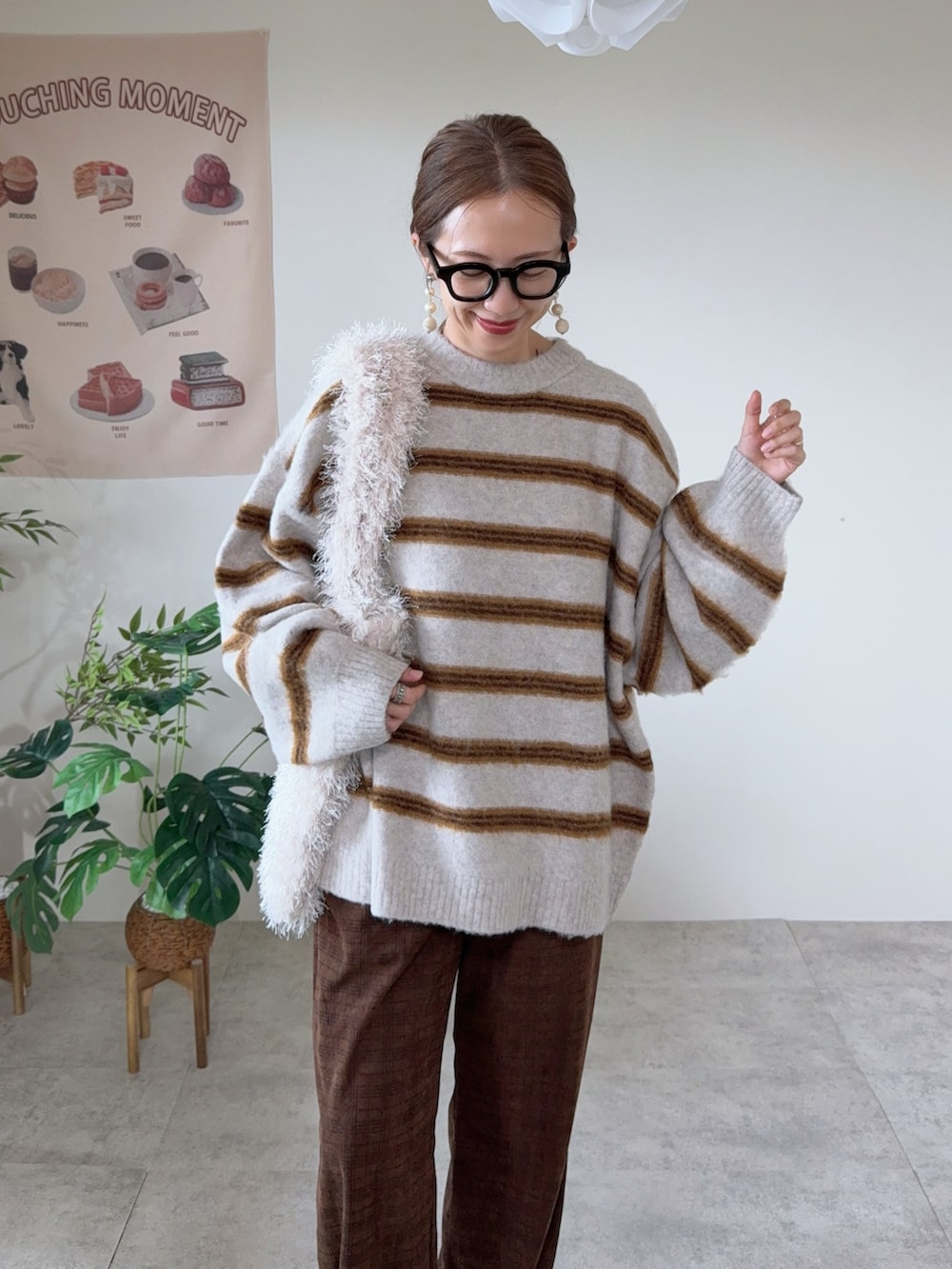ホワイト系のニット/セーター、ブラウン系のその他パンツ、ホワイト系のトートバッグを着用したレディースの秋コーディネートの4枚目の写真