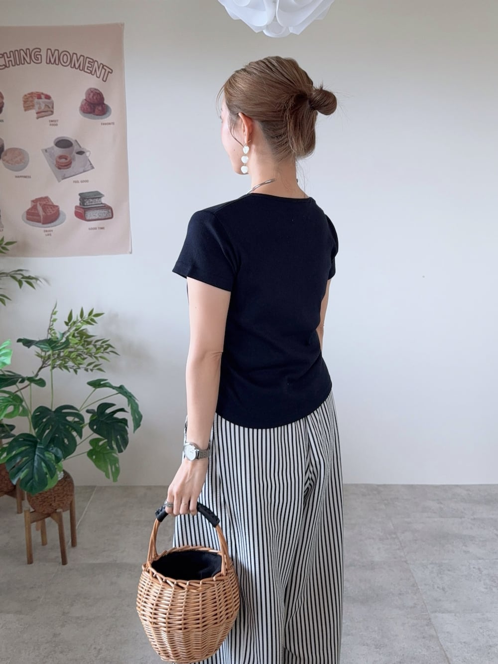 ブルー系のTシャツ/カットソー、ホワイト系のその他パンツ、ホワイト系のサンダルを着用したレディースの夏コーディネートの5枚目の写真