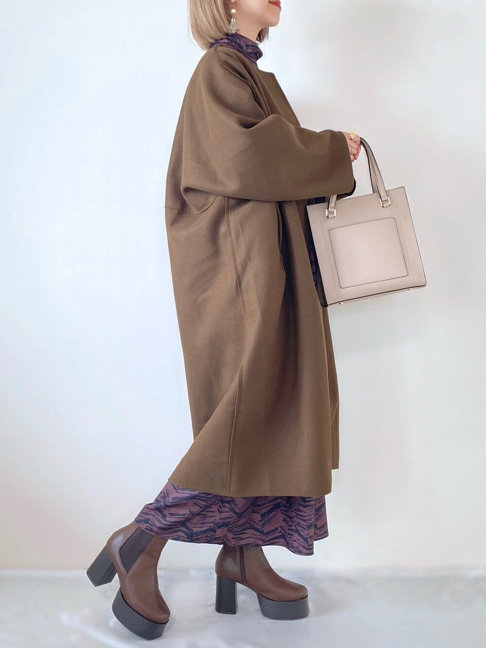 「sakishimatokyo、ZOZOTOWN購入品、プチプラコーデ、秋服コーデ、ロングコート、コート、ブラウンコーデ、おしゃれさんと繋がりたい」|「sakishimatokyoのボリュームノーカラーロングコート(ノーカラーコート、ブラウン系)」を使った、memeさん(レディース・158cm)の秋コーディネートの2枚目の写真