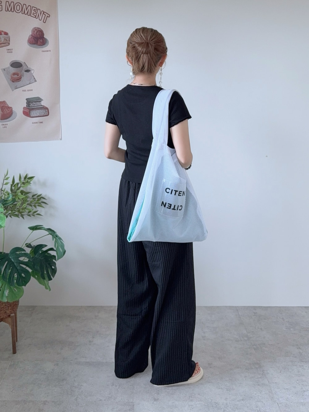 ブラック系のTシャツ/カットソー、ホワイト系のサンダル、ブラック系のその他パンツを着用したレディースの夏コーディネートの2枚目の写真