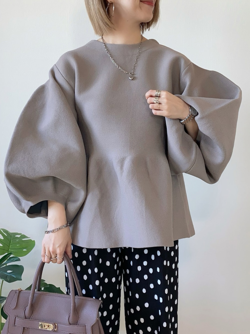 ブラウン系のTシャツ/カットソー、ブラック系のその他パンツ、ブラック系のパンプスを着用したレディースの冬コーディネートの5枚目の写真