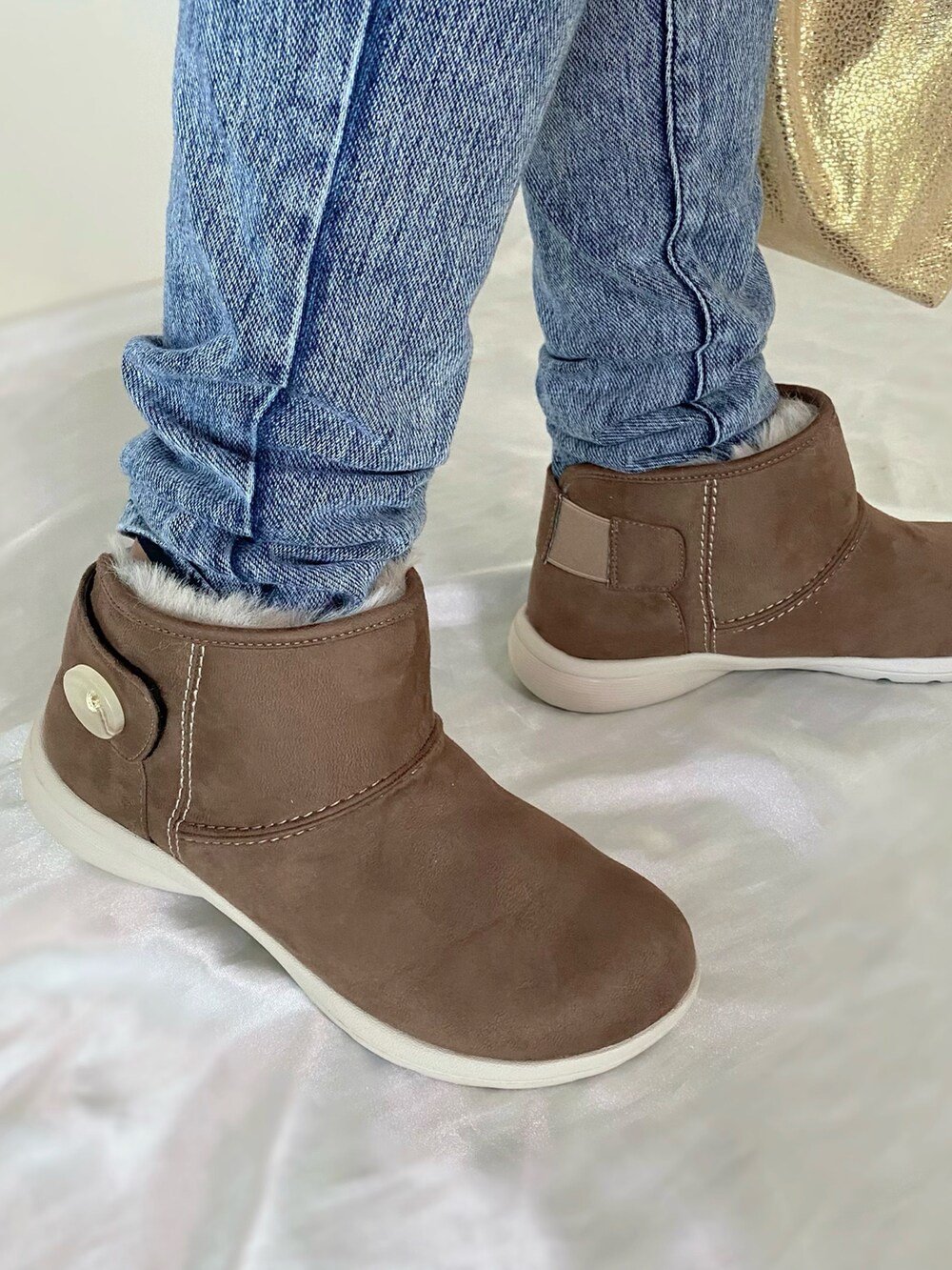 ブラウン系のブーツ、ゴールド系のトートバッグ、ブラウン系のスウェットを着用したレディースの冬コーディネートの4枚目の写真