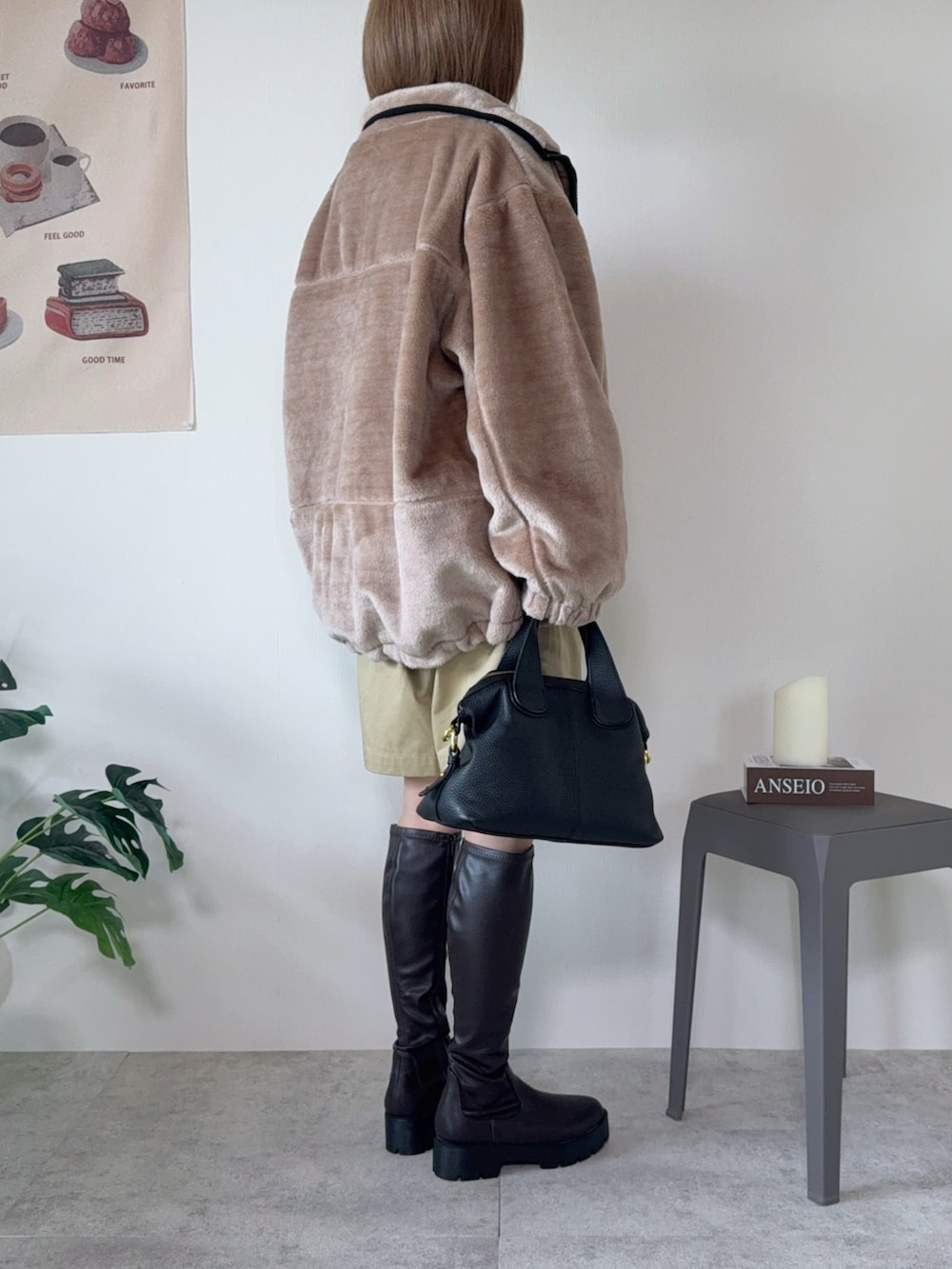 「PR、GeeRA、ジーラ、geera_ootd、ファー、ボア、アウター、冬コーデ、カジュアル、大人カジュアル、ロングブーツ、ショートパンツ、おしゃれさんと繋がりたい」｜「Chillfarのアーチロゴスウェット（スウェット、レッド系）」を使った、memeさん（レディース・158cm）の冬コーディネートの3枚目の写真